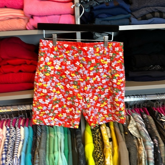 Talbots red with multicolored flowers 7” Bermuda shorts size 2 - Picture 1 of 3